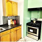 3 Bedrooms 1 Bath Apt, 10 Min To Manhattan!