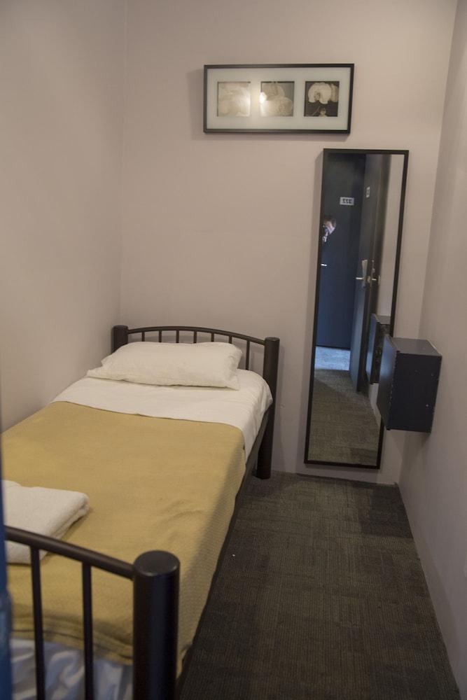 Hotel B And 2*