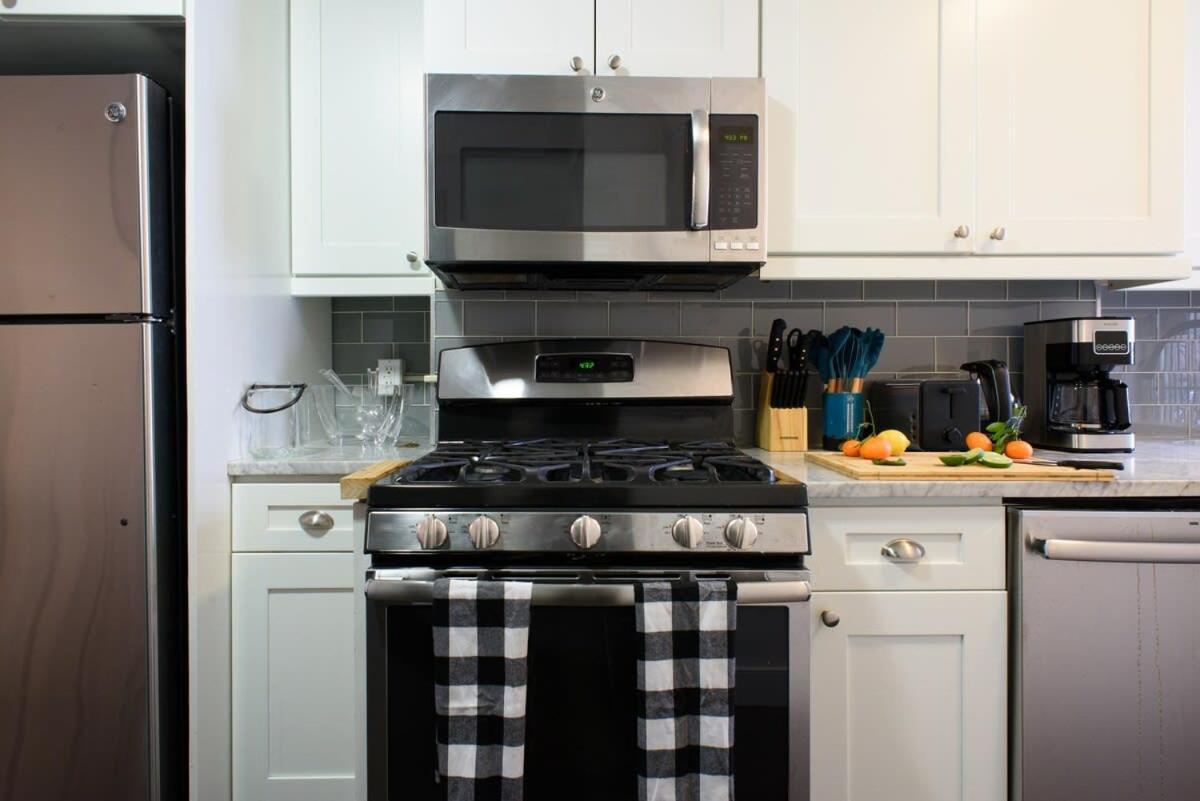 39-1 Renovated 3br Prime Midtown West Apartment