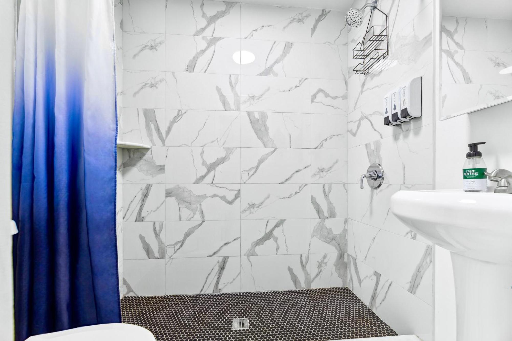 Homelike In The Heart Of China Town Apartment