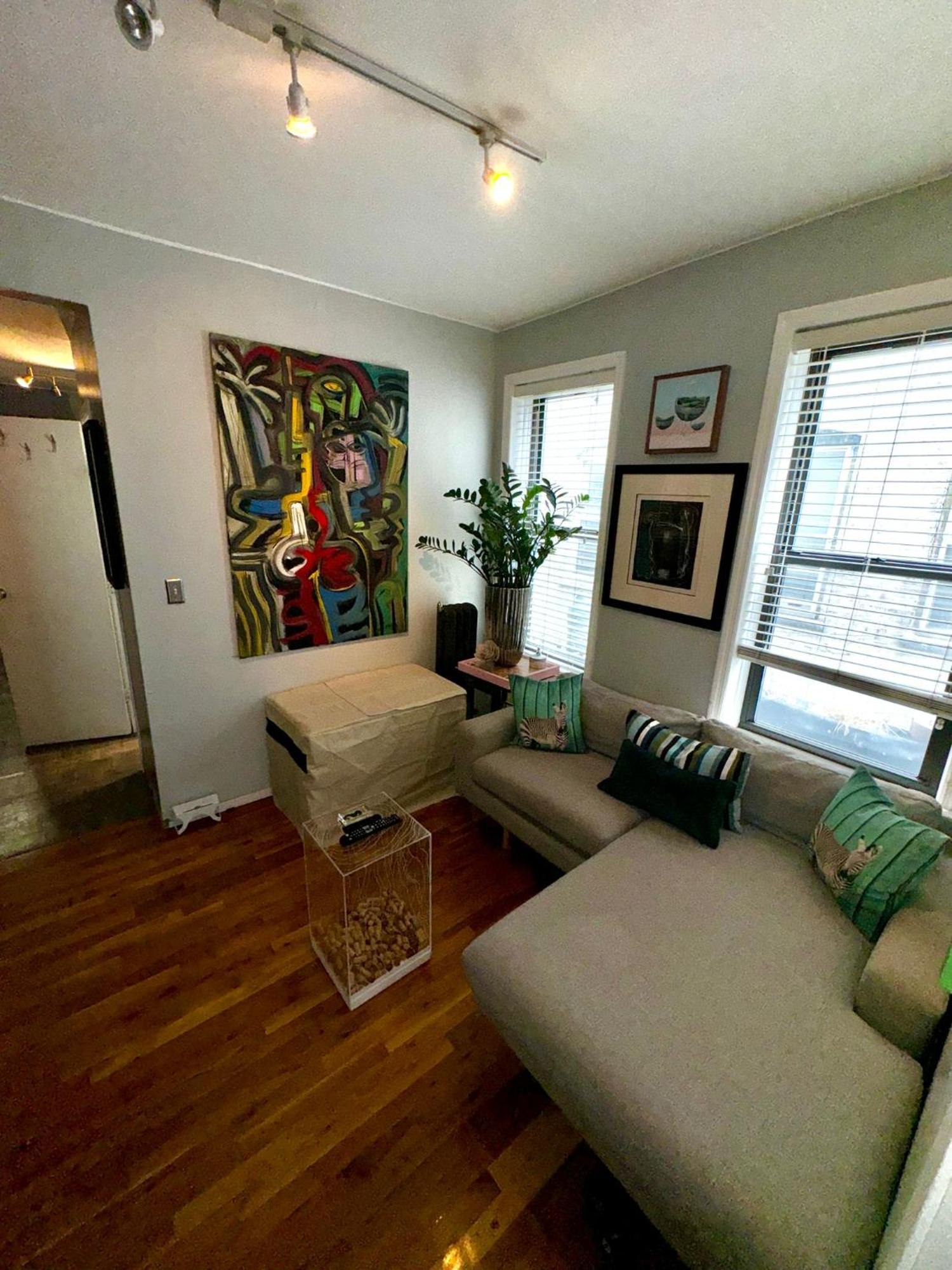 Apartment Fancy Subway Crossing Street - Location New York