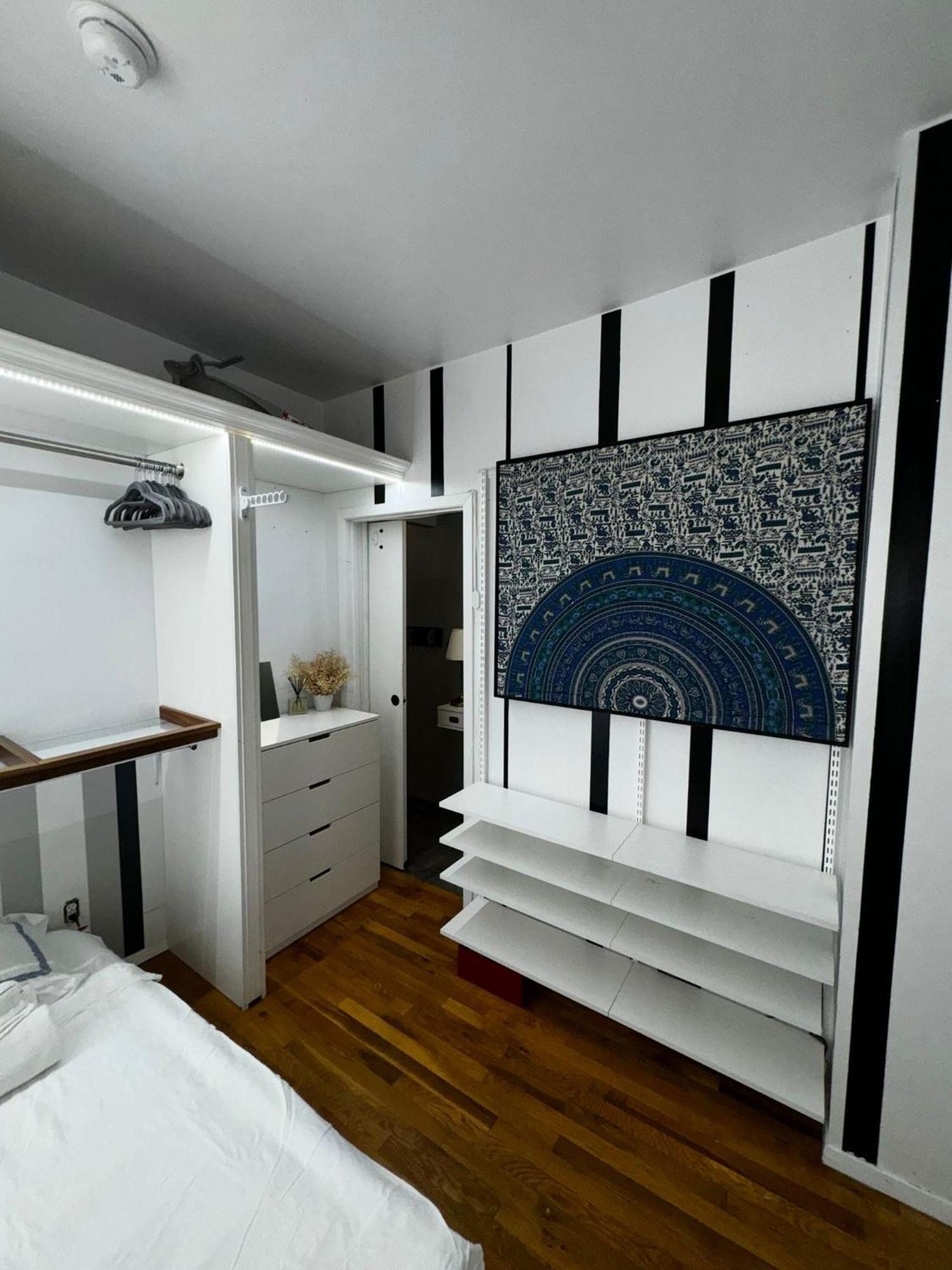 Fancy Subway Crossing Street - Location Apartment New York