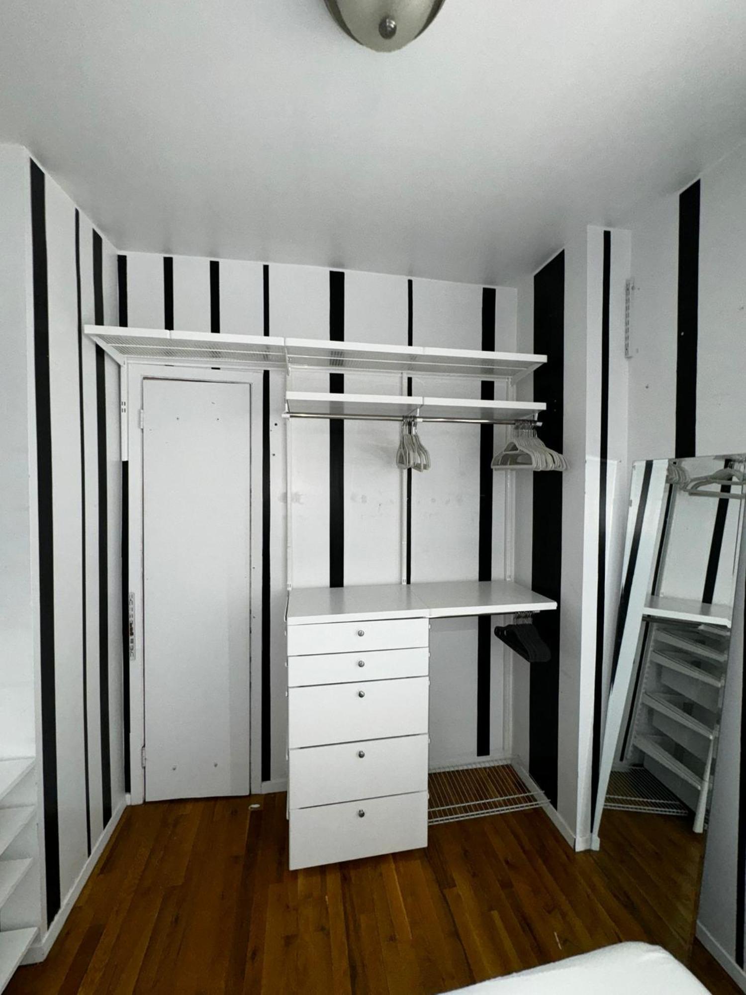 Fancy Subway Crossing Street - Location Apartment New York