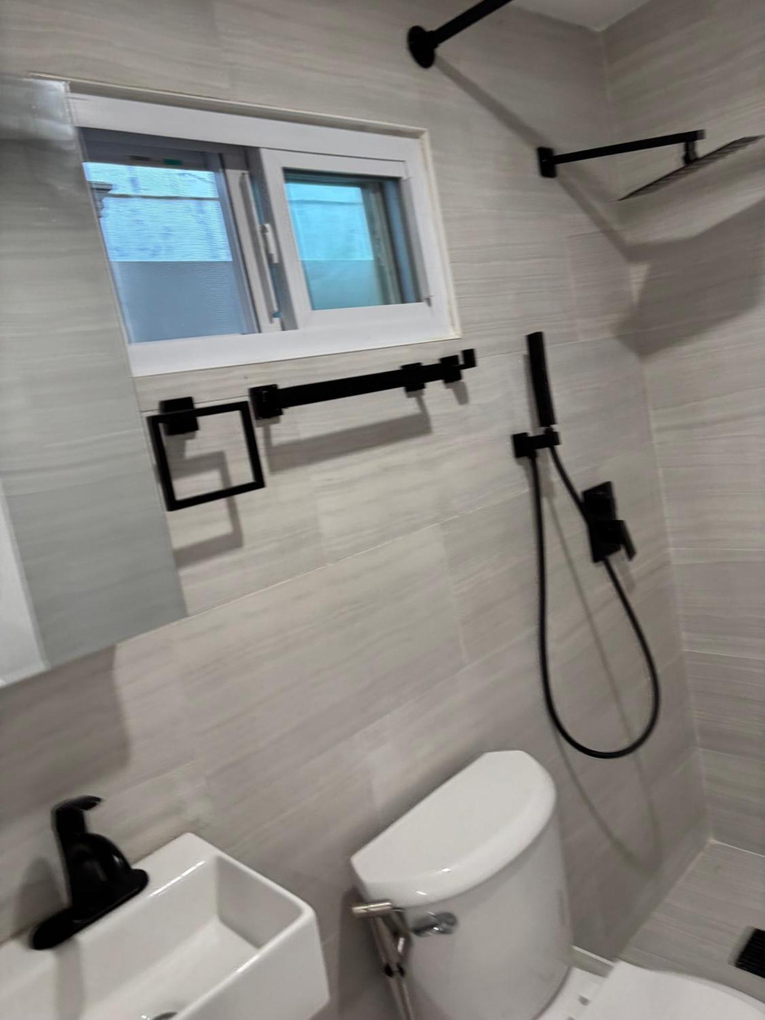 Address Is 221 Street, Basement Queens Village 646-667-6696 Apartamento