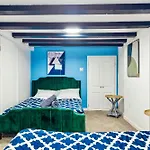 Private Designers Lower-Ground 2Bd Apartment