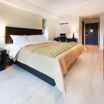 Comfort Inn & Suites - Kew Gardens Near La Guardia Airport