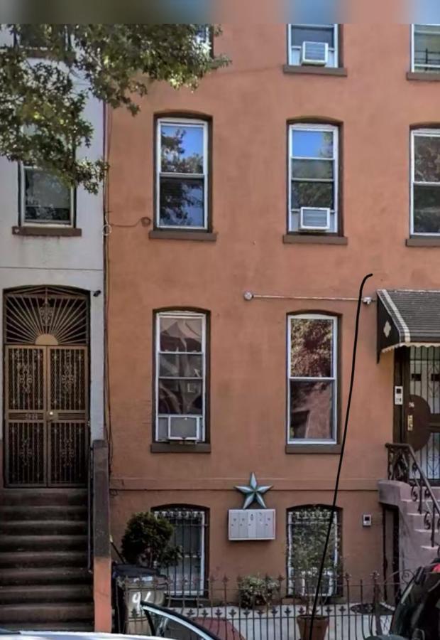 Brownstone Living Apartment *