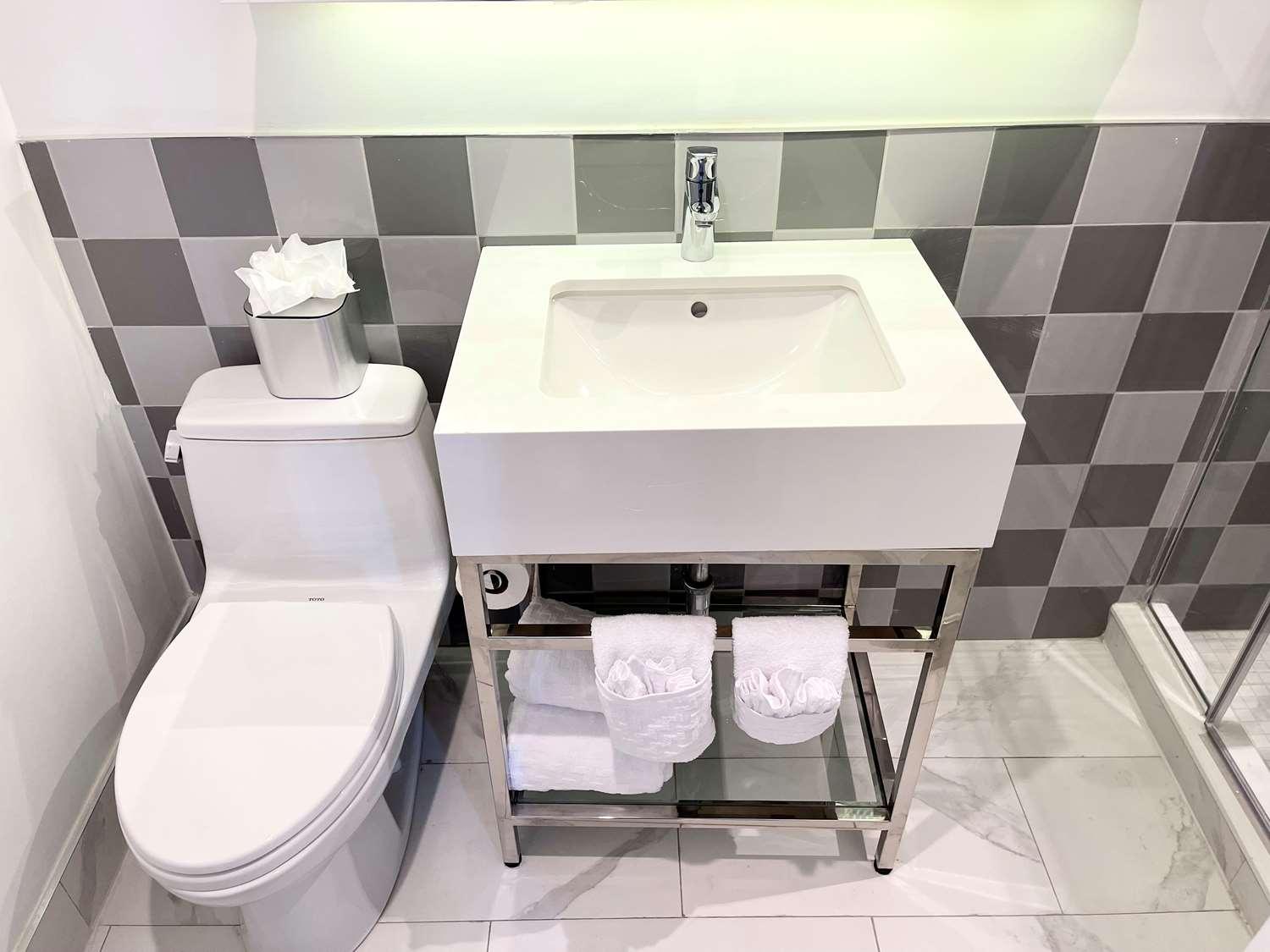 Western Premier Empire State Hotel 3*