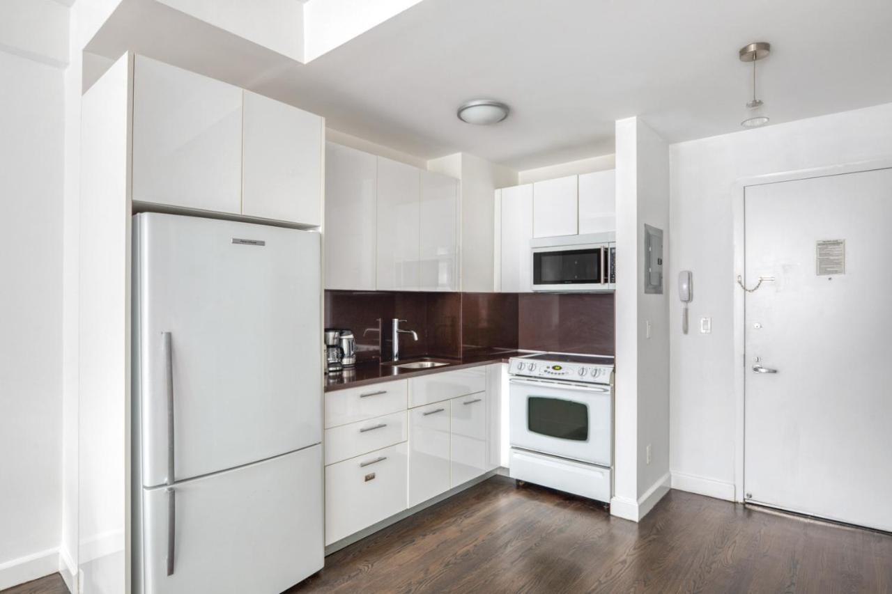 Uws 1br W Gym Doorman Nr Park Nyc-1100 *