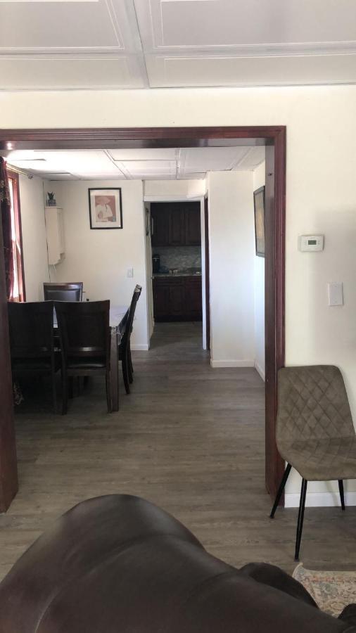 Cozzy With Private Entrance And Drive Way New York