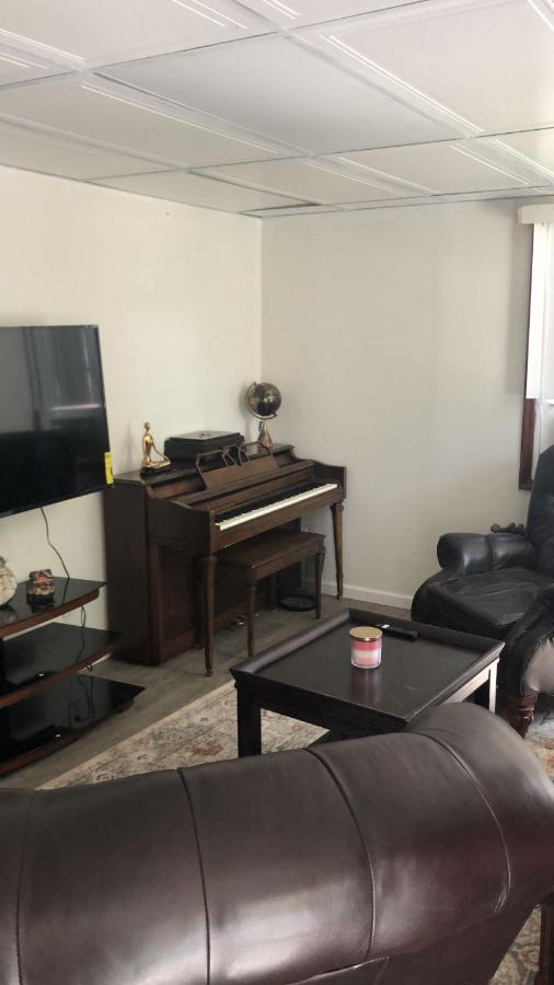 Cozzy With Private Entrance And Drive Way