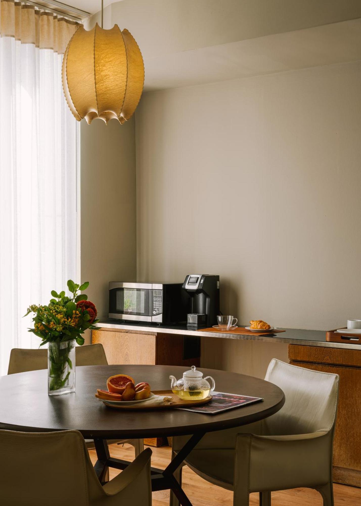 Chambers Hotel Central Park South, Sonder