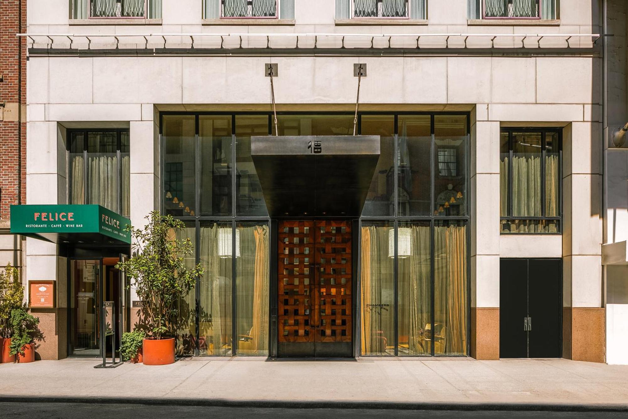 Chambers Hotel Central Park South, Sonder