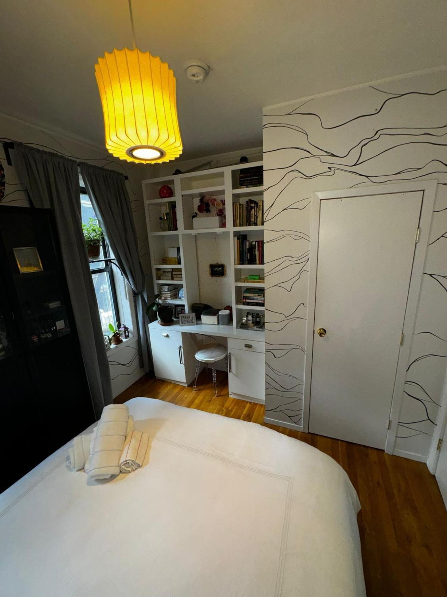 Fancy Subway Crossing Street - Location Apartment New York