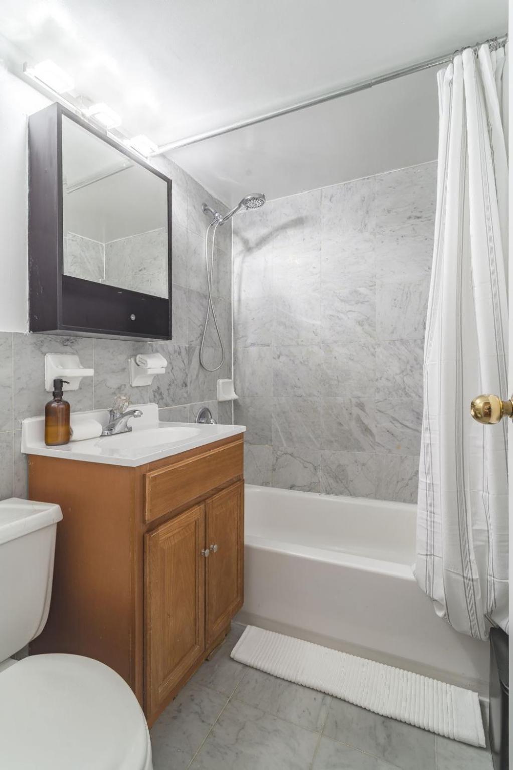 Chic 3br With 3 Beds And 1 Bath Steps From The Vibrant Stone Street District