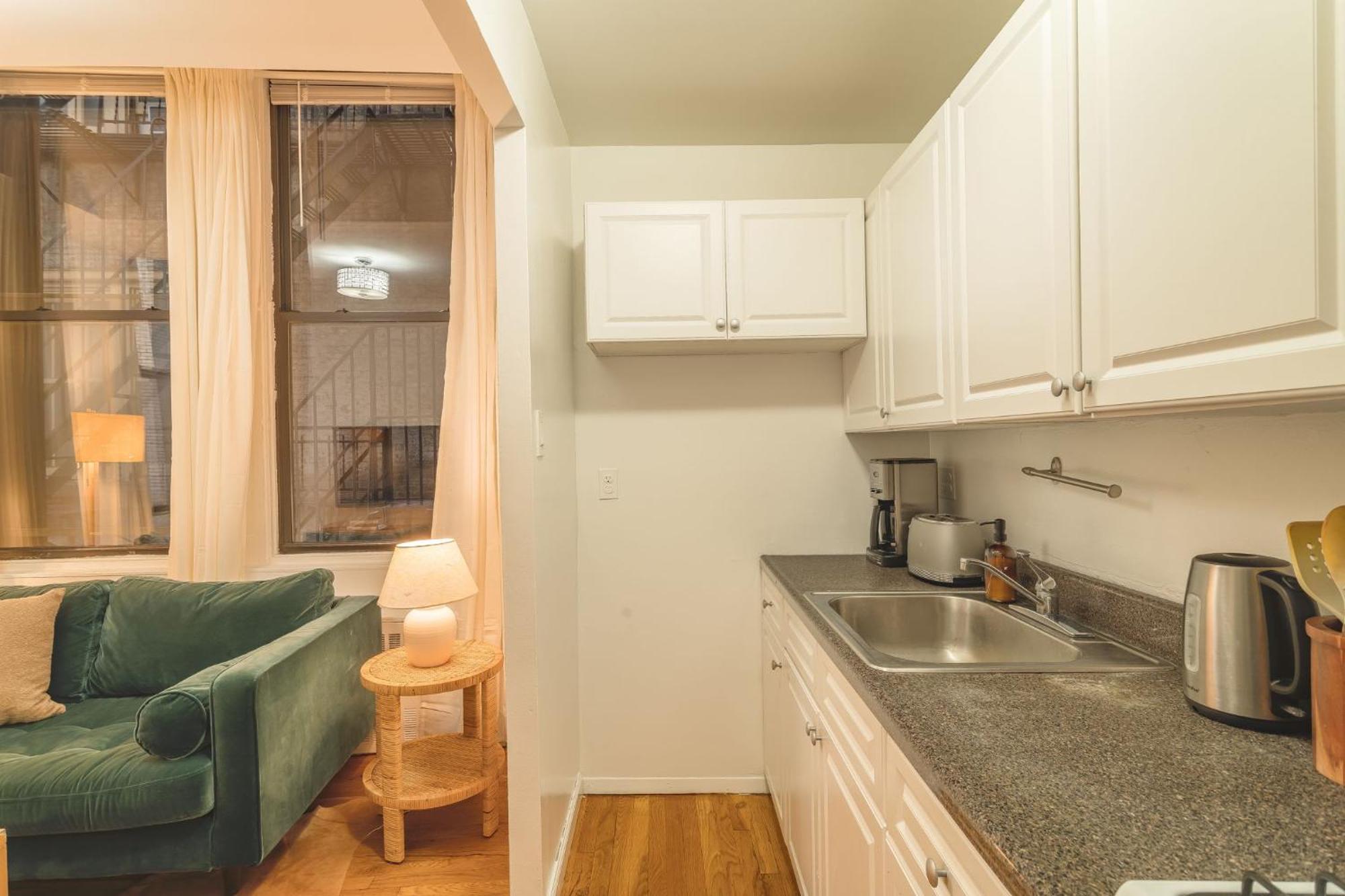Chic 3br With 3 Beds And 1 Bath Steps From The Vibrant Stone Street District