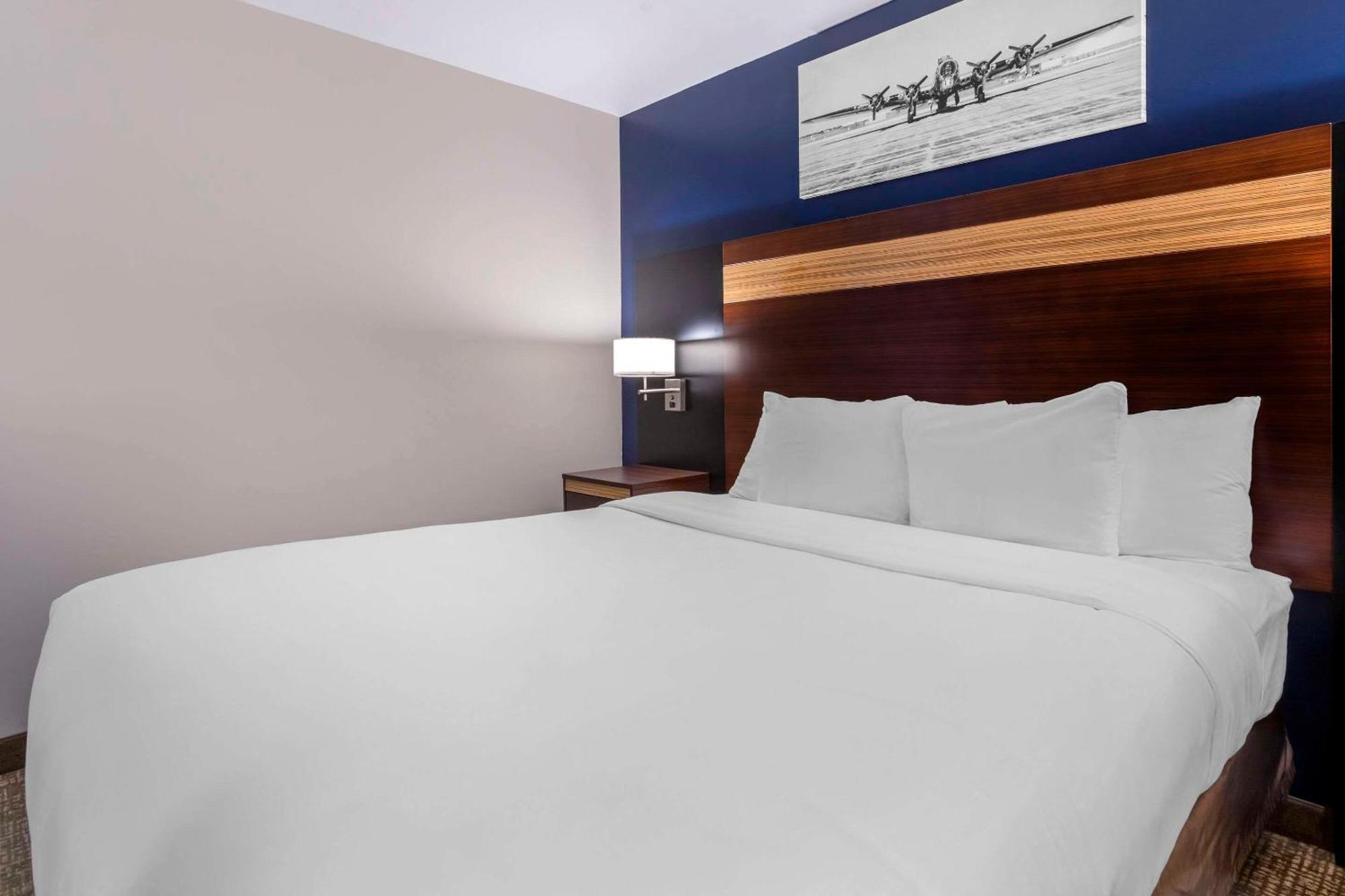 Avion Near Lga Airport, Ascend Collection New York