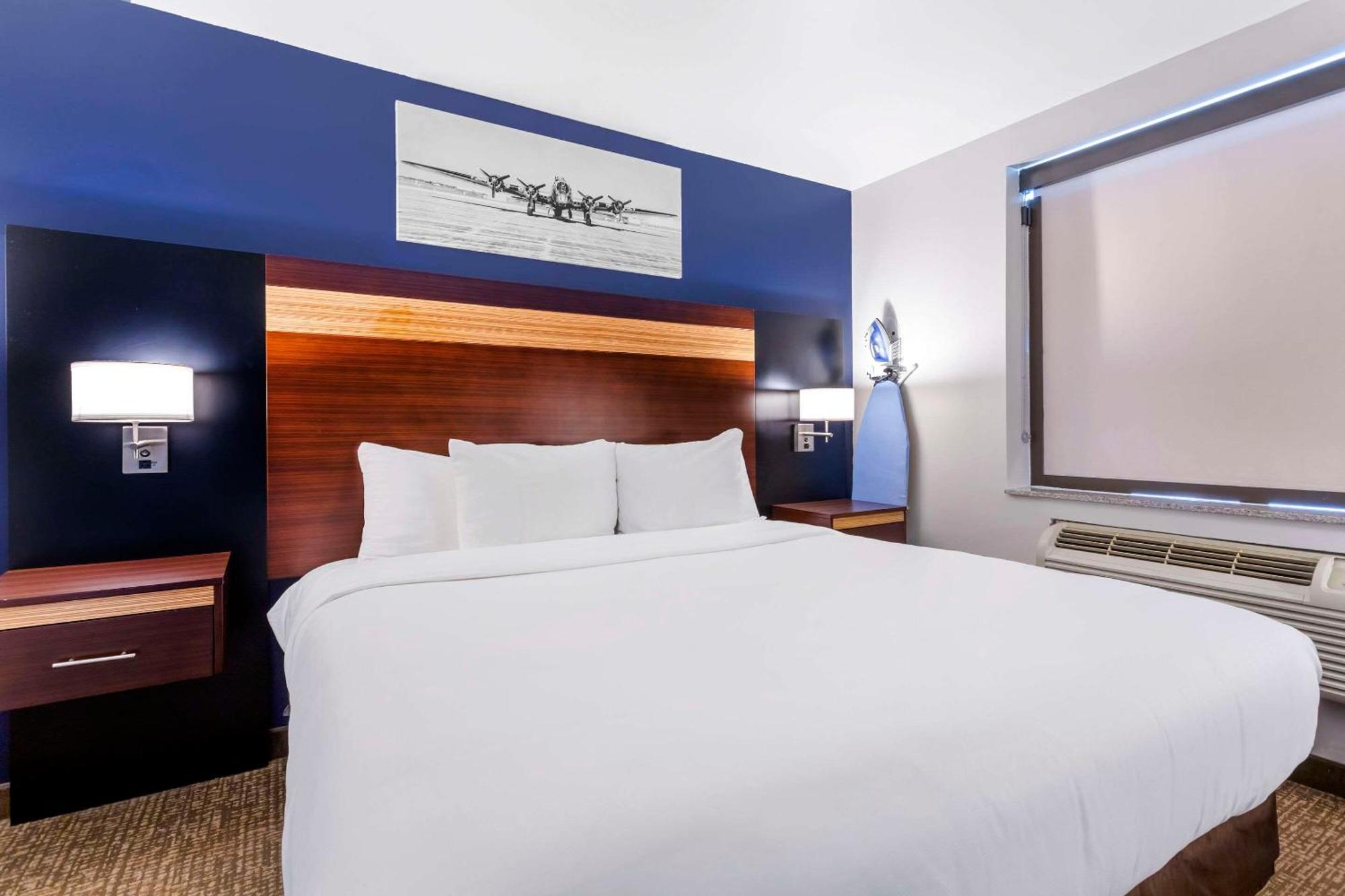 Avion Near Lga Airport, Ascend Collection