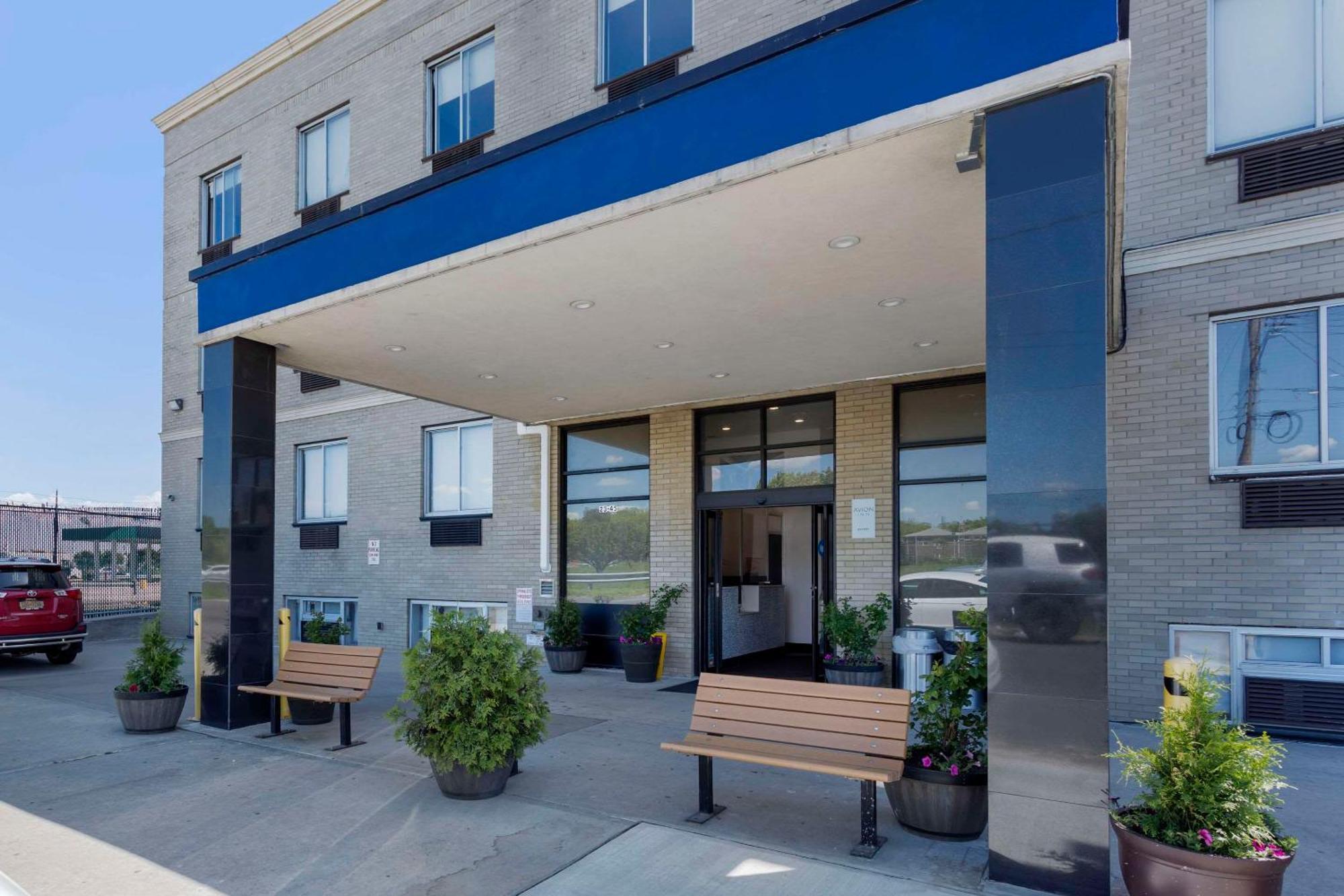 Avion Near Lga Airport, Ascend Collection