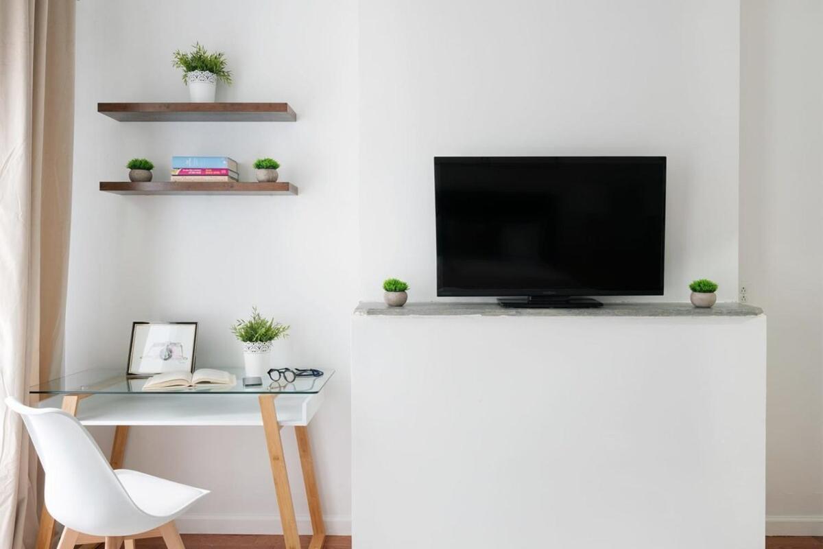 454-3e Prime Location 1br Newly Furnished *