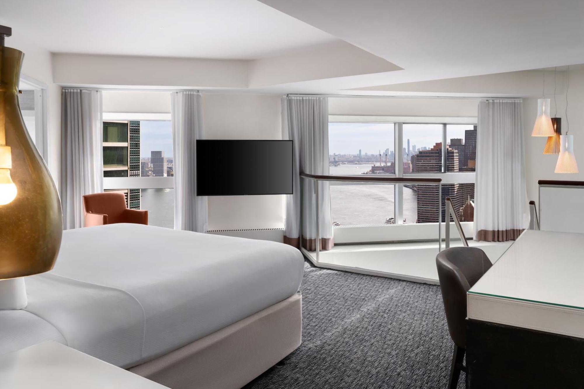 Millennium Hilton One Un Plaza 4*