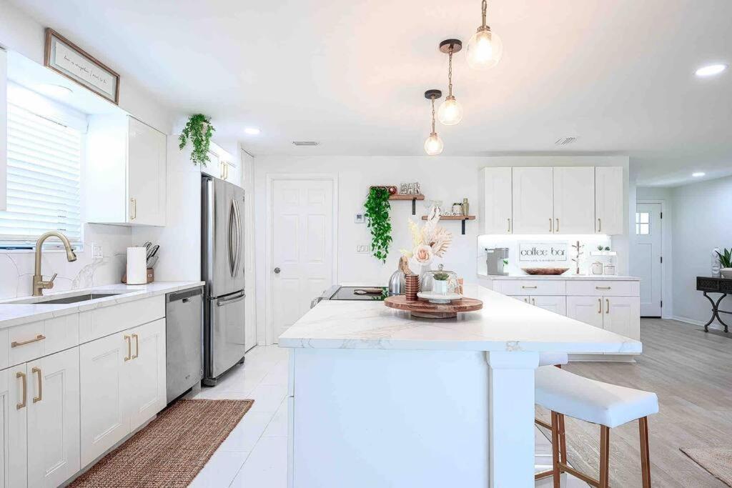 Holiday home The Suzana Sunrise- 5 Minutes To Vanderbilt Beach! New York