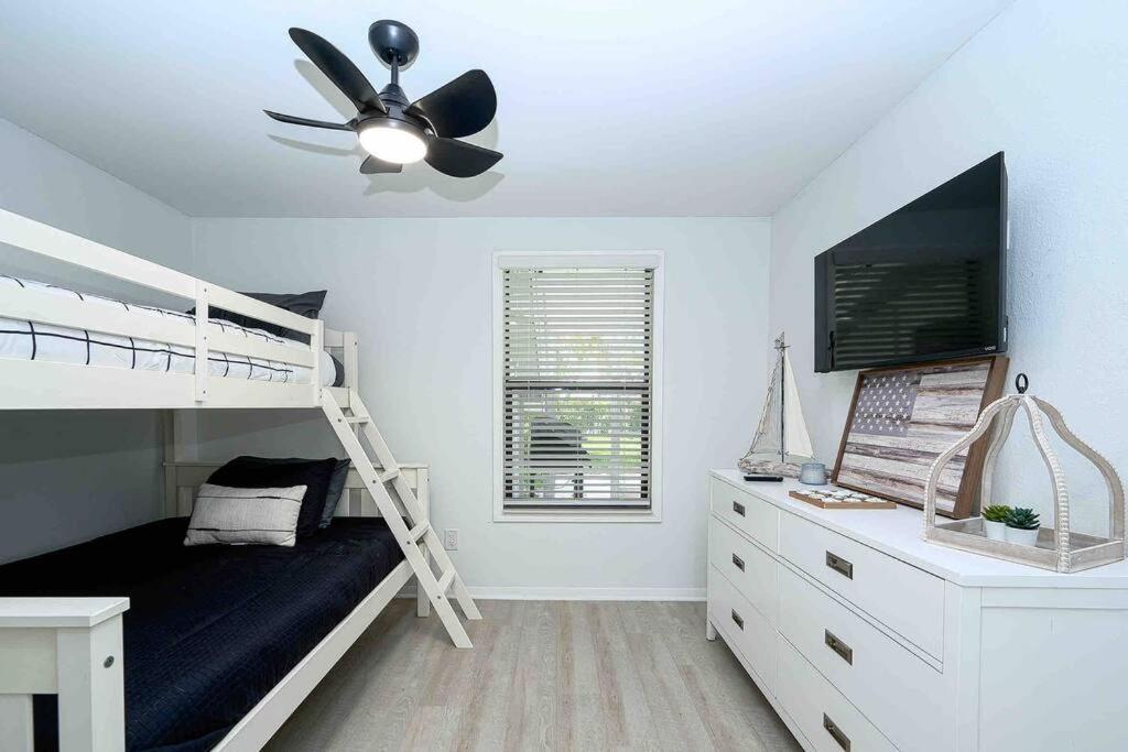 The Suzana Sunrise- 5 Minutes To Vanderbilt Beach! Holiday home *