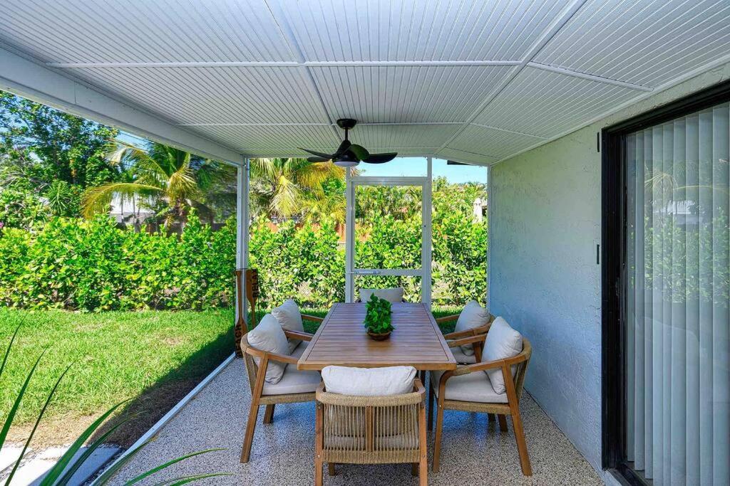Holiday home The Suzana Sunrise- 5 Minutes To Vanderbilt Beach! *