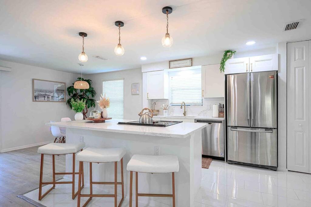 The Suzana Sunrise- 5 Minutes To Vanderbilt Beach! Holiday home