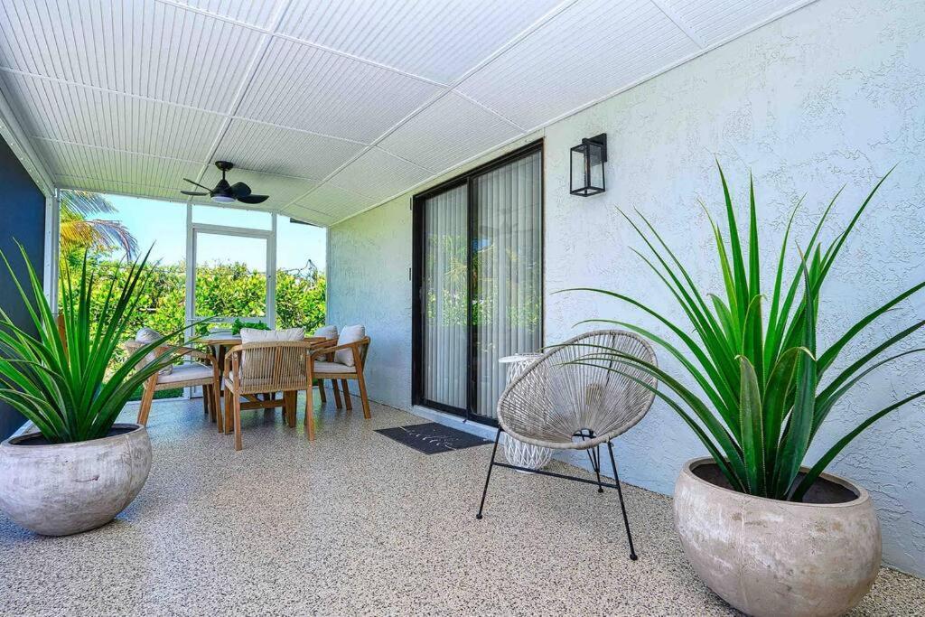 The Suzana Sunrise- 5 Minutes To Vanderbilt Beach! Holiday home *