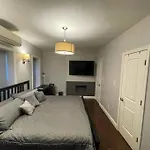 Halsey Manor: Luxurious 2-Bedroom Apartment