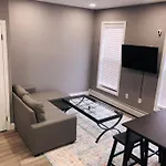 Luxury 2 Bedroom Apartment With Laundry & Close Transport