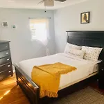 Vee\'S Nest- Cozy 3 Bedroom With Parking