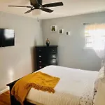 Vee\'S Nest- Cozy 3 Bedroom With Parking
