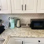 Vee\'S Nest- Cozy 3 Bedroom With Parking