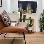 Derive Stays - Affordable Brooklyn Apt. W/ Balcony