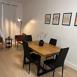Modern 2 Bedroom Apt W Pool Table In Heart Of Bklyn
