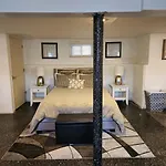 Cozy Studio; Lower Level Unit