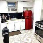2 Bedrooms Lr Kit Bath And Backyard 2 Stops To Manhattan