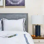 428-4R Prime Midtown Large 2 Bedroom Newly Furnished