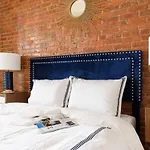 428-4R Prime Midtown Large 2 Bedroom Newly Furnished