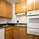 Modern Studio Apartment - Midtown East L
