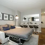 Modern Studio Apartment - Midtown East L