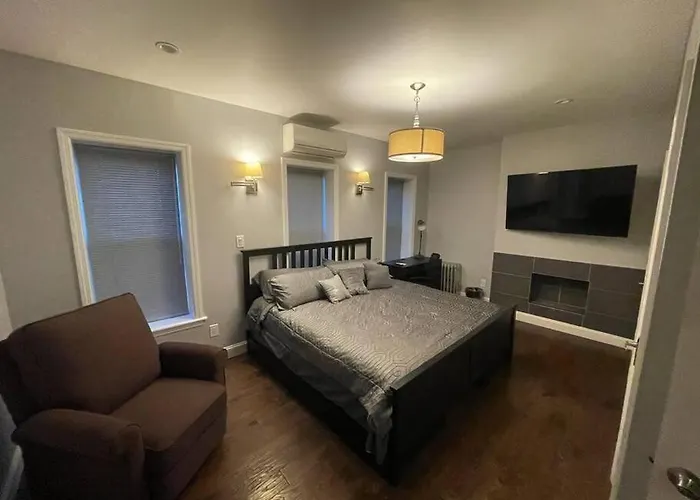 Halsey Manor: Luxurious 2-Bedroom Apartment