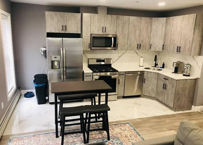 Luxury 2 Bedroom Apartment With Laundry & Close Transport