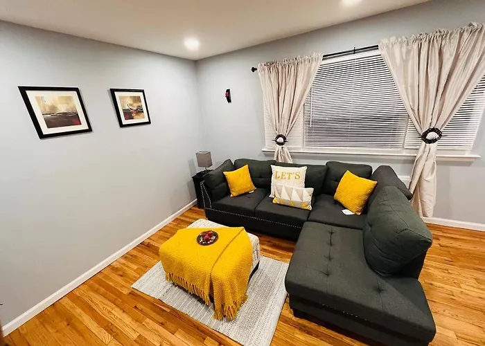 Vee\'S Nest- Cozy 3 Bedroom With Parking
