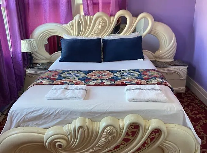 A Lavish Room In Queens