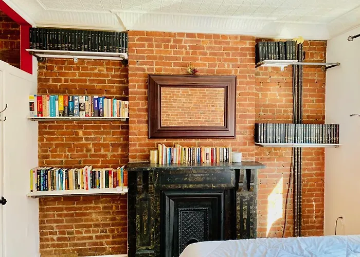 Posh Cobble Hill Apartment, 5 Minutes To Manhattan