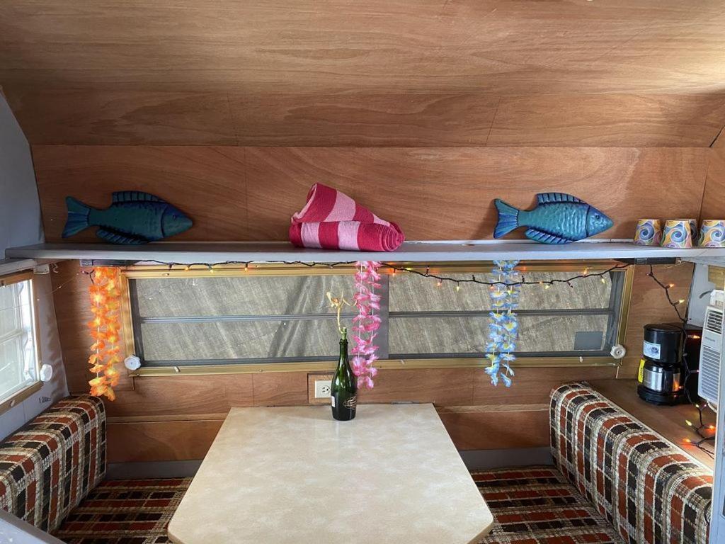 Chalet 80s Surf Camper In Rockaway *