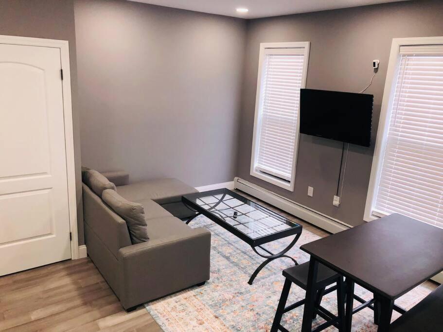 Apartment Luxury 2 Bedroom With Laundry & Close Transport New York
